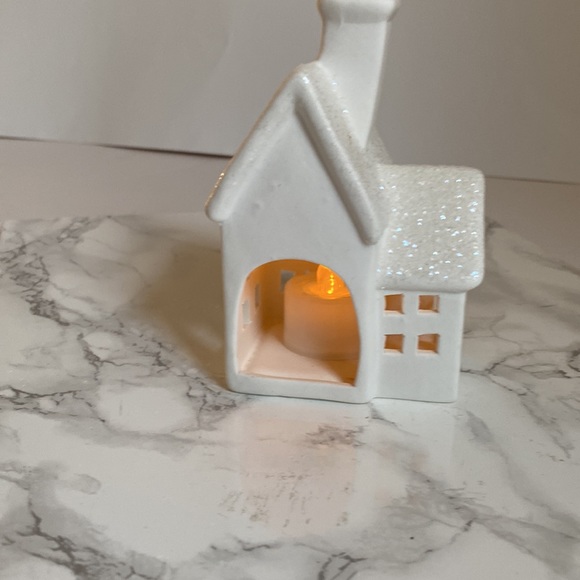 White ceramic mixture house with glitter top. Give the look of snow on rooftop. - Picture 6 of 6